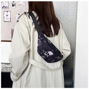 Vue de dos d'un sac bandoulière avec imprimé floral de crâne et roses violettes