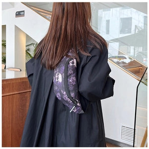 Vue arrière d'un mannequin portant le sac à bandoulière violet à motif de crâne