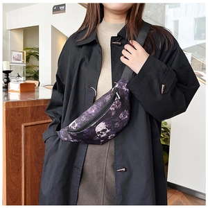 Vue détaillée du sac de poitrine avec imprimé crâne et fleurs porté par un modèle
