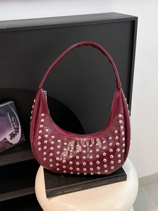 Punk-Stil bordeauxrote beschlagene Halbmond-Tasche aus Glanzleder mit silbernen Nieten