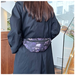 Vue arrière d'un mannequin portant un sac banane à motif crâne et fleurs sur un manteau
