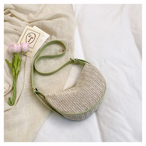 Dettaglio della borsa intrecciata con motivo chevron beige e finiture in pelle verde