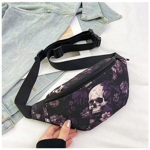 Détail du sac banane noir avec imprimé gothique de crânes et fleurs violettes