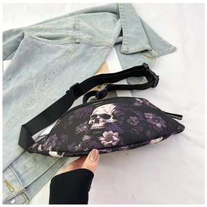 Détail du sac de poitrine avec imprimé tête de mort et sangle en nylon sur denim