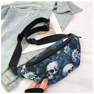 Détail du sac de poitrine avec imprimé crâne bleu et fleurs sur toile noire et sangle