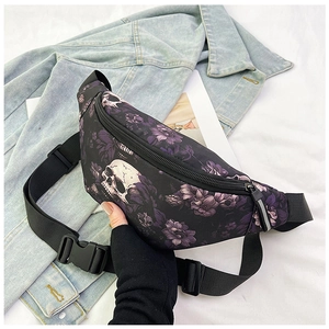 Détail du sac de poitrine montrant l'imprimé crâne floral violet et la boucle robuste