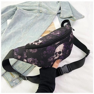 Détail de la sangle réglable et boucle sur le sac banane noir avec motif crâne et fleurs