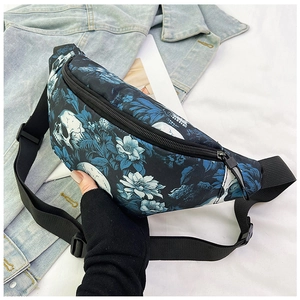 Vue détaillée du sac banane bleu marine avec imprimés floraux et tête de mort et sangle