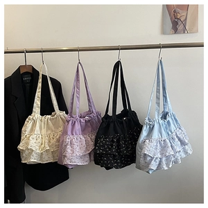 Colección de bolsos tote con flores y volantes en cuatro colores pastel en un colgador