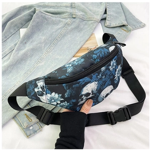 Détail du sac banane noir avec motif floral bleu et tête de mort et sangle réglable