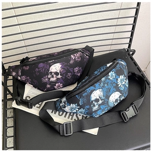 Détail de sacs banane imprimé crâne avec sangles réglables et boucles en plastique