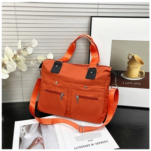 Detailansicht der großen orangen Nylon-Reisetasche mit Doppel-Reißverschluss und Akzenten