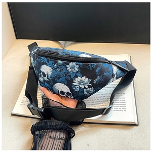 Détail d'un sac de poitrine à imprimé crâne et fleurs bleues avec sangle réglable