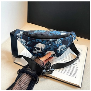 Détail du sac de poitrine avec imprimé tête de mort à fleurs bleues et sangle