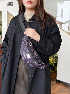 Sac de poitrine croisé tendance avec motif tête de mort réaliste et fleurs violettes