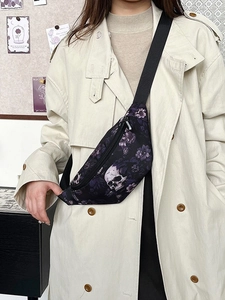 Sac de poitrine style urbain avec imprimé crâne et fleurs violettes sur base noire
