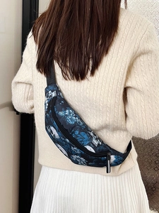Sac de poitrine bleu marine avec imprimé crâne floral et bandoulière réglable