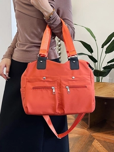 Große orangefarbene Damen-Schultertasche aus Nylon mit Reißverschlusstaschen und Tragegurt