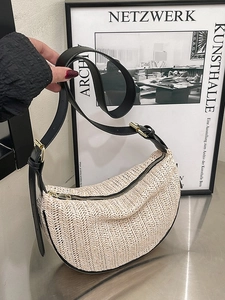 Borsa a mezzaluna intrecciata beige con texture a righe e tracolla regolabile