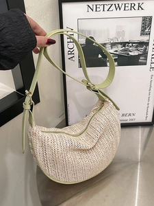 Borsa a mezzaluna intrecciata a righe con finiture in pelle verde salvia e fibbia oro