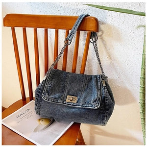 Detailansicht der gewaschenen Denim-Schultertasche mit silbernem Drehverschluss und Kette