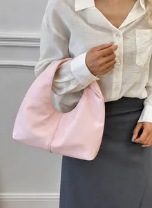 Bolso de axila rosa en forma de media luna para un estilo casual de verano