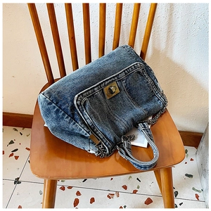 Detail der Vintage gewaschenen Denim Umhängetasche mit Bronzeverschluss und Kettenriemen