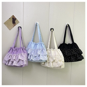 Detalle de bolsos tote florales en cuatro colores con borde plisado de gasa suave