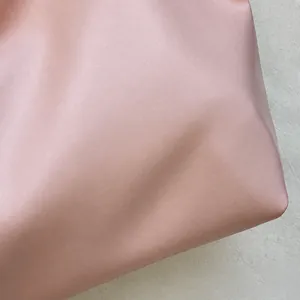 Primer plano de la textura de cuero rosa premium con grano fino y tacto suave