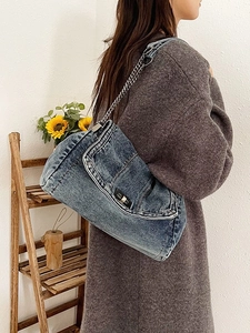 Vintage-Schultertasche aus gewaschenem Denim mit silberner Kette und Schnalle