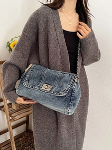 Vintage-Schultertasche aus gewaschenem blauem Denim mit Nieten und einer Kettenriemen