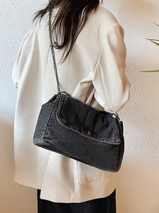 Vintage Umhängetasche aus gewaschenem Denim mit Metallkette und Nieten für Damen