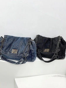 Umhängetaschen aus gewaschenem Denim mit Metallketten und Nietendetails in Blau und Grau