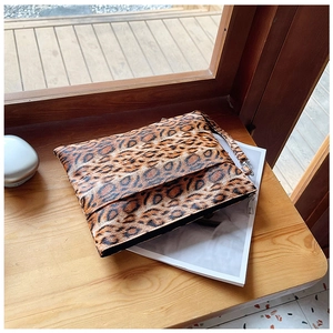 Detalle del neceser de maquillaje con estampado de leopardo y cremallera metálica