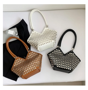 Gros plan détaillé des sacs à main à rivets en blanc, marron et noir tendance