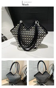 Détail du sac à bandoulière punk noir avec rivets argentés et une ouverture en forme de V