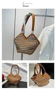 Détail du sac cabas marron orné de clous argentés et d'une ouverture en forme de V