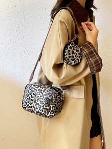 Ensemble sac bandoulière léopard avec pochette assortie et détails dorés élégants