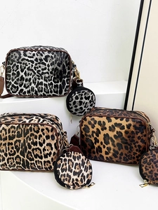 Trois sacs bandoulière imprimé léopard avec pochettes rondes amovibles en divers tons
