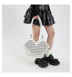 Détail du sac cabas blanc style punk avec clous métalliques et ouverture en V