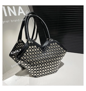 Détails du sac à main noir orné de rivets argentés avec une finition style punk rock