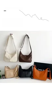 Vue détaillée de cinq sacs hobo polyvalents en similicuir en diverses couleurs neutres