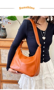 Détail du grand sac hobo orange avec bandoulière réglable et fermeture éclair dorée