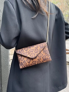 Fashionable leopard print envelope clutch bag with gold chain strap for women