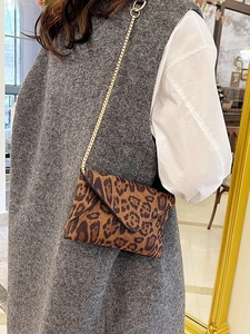 Fashionable leopard print envelope clutch bag with gold chain strap for women