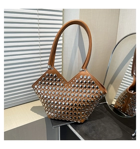 Détail du sac cabas marron caramel avec rivets en argent et ouverture en V