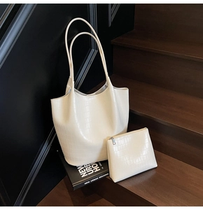 Κοντινό πλάνο σετ τσάντας shopper με μοτίβο κροκόδειλου και ασορτί τσαντάκι με φερμουάρ