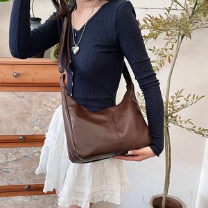 Grand sac cabas vintage marron foncé avec bandoulière large réglable pour femme élégante