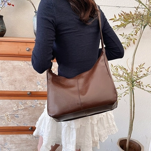 Grand sac hobo en cuir marron pour femme présenté de dos porté à l'épaule