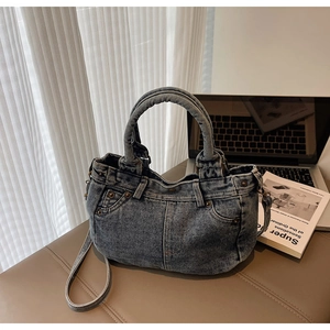 Dettaglio ravvicinato della borsa tote in denim retrò con tasche e rivetti metallici